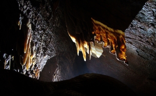  洛泽尔洞穴探险